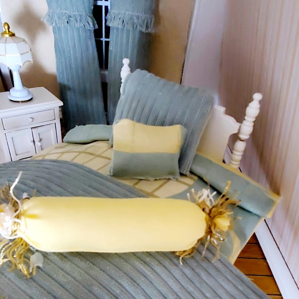 Dollhouse Miniature Bedding - Picture 7 of 13